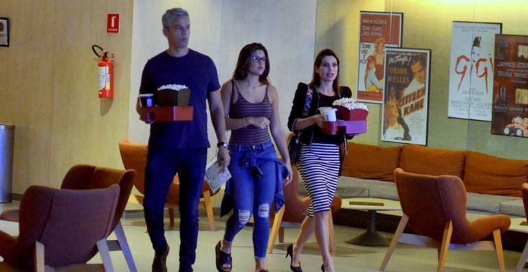 Flávia Alessandra curte noite no cinema com a família