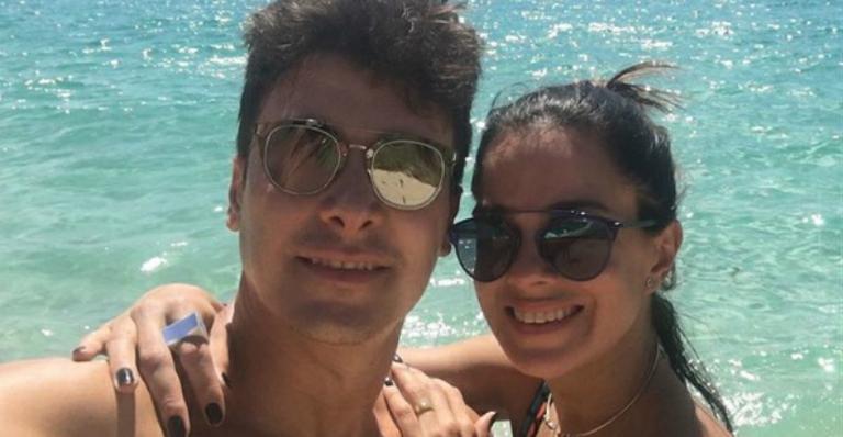 Vera Viel, mulher de Rodrigo Faro, exibe curvas sexy com maiô vazado em St Barths