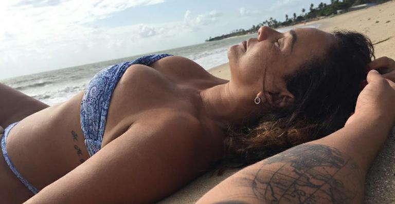 Solange Couto posa de biquíni em praia no Recife: “Descanso merecido”