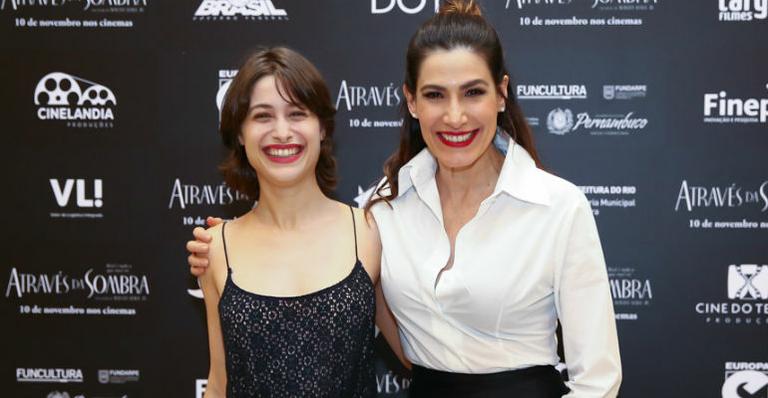 Com o carinho da filha, Luisa Arraes, Virginia Cavendish prestigia première no Rio