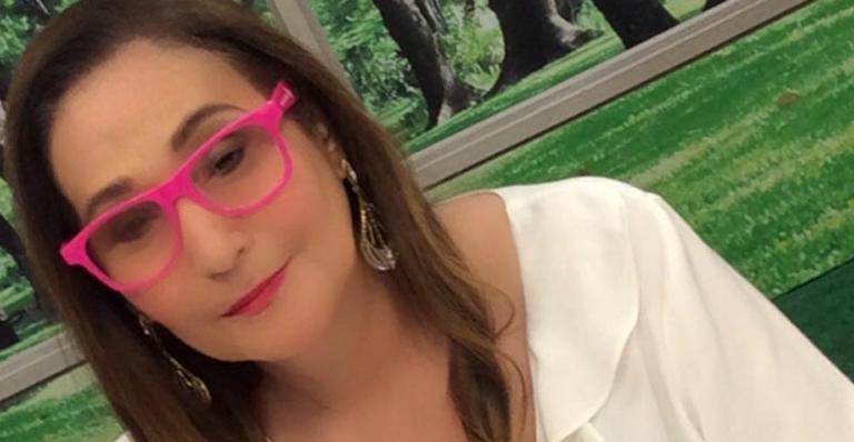 Sonia Abrão aparece no hospital ao lado da mãe e agradece preces