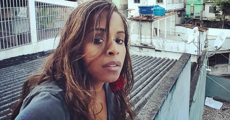 Roberta Rodrigues mostra barriguinha de grávida e brinca: “Virando melancia”