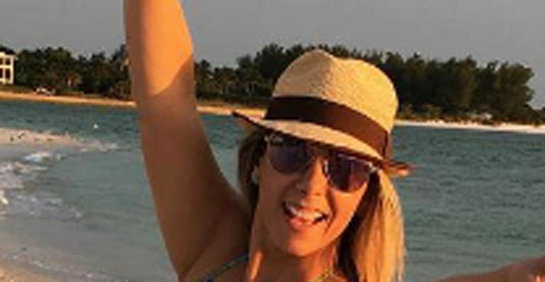 Aos 38, Carla Perez posa de biquíni e ganha elogio: ‘Espetáculo’