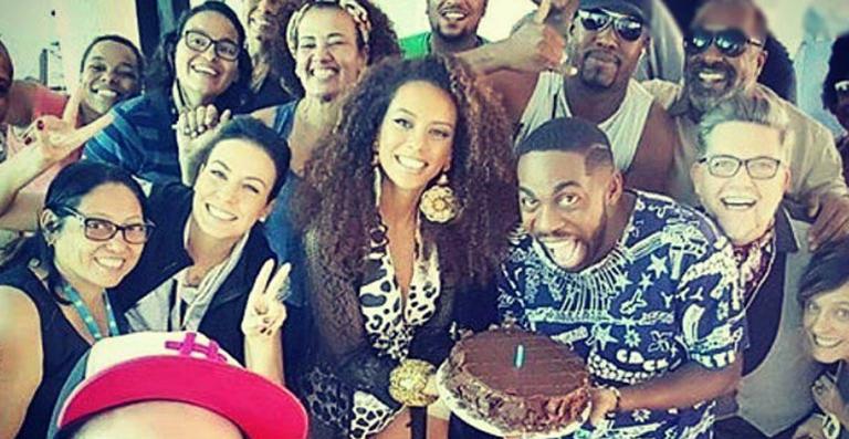 Lázaro Ramos ganha festa de aniversário em gravação de seriado