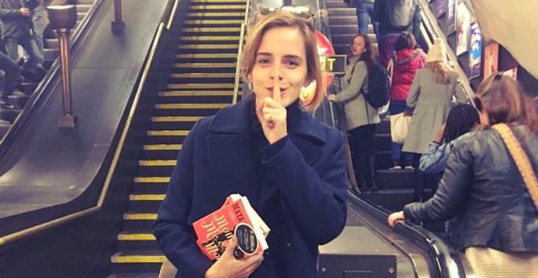 Emma Watson distribui livros no metrô de Londres