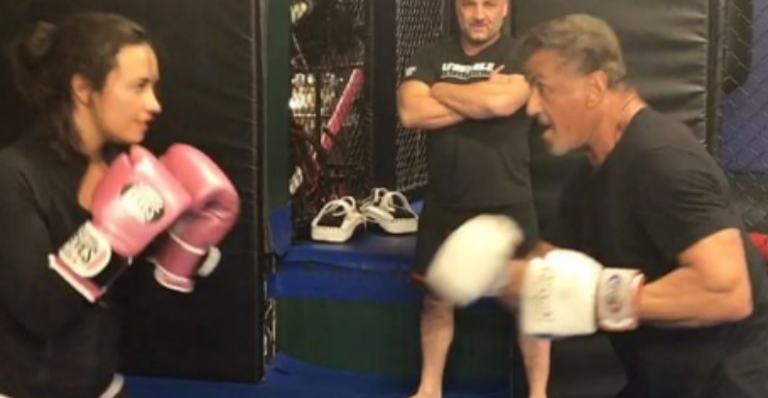 Demi Lovato troca golpes com Sylvester Stallone e nocauteia o ator
