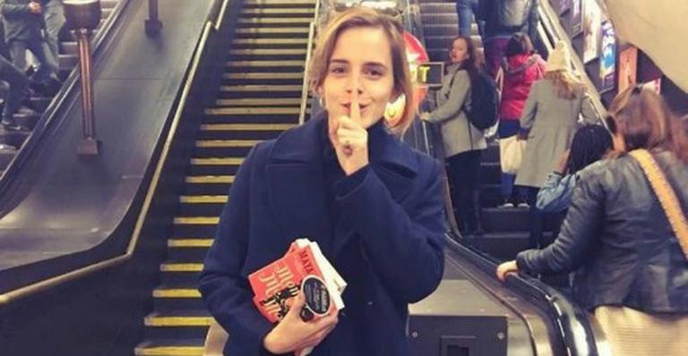 Emma Watson esconde livros feministas no metrô de Londres