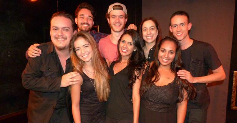 Anna Rita Cerqueira e Vitor Thiré assistem espetáculo no Rio de Janeiro