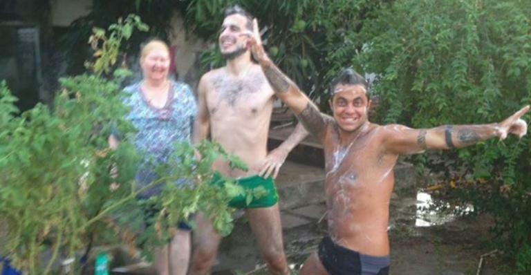 De sunguinha, Thammy Miranda toma banho de balde com irmão