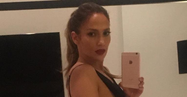Aos 47 anos, Jennifer Lopez posa sexy de maiô cavado e surpreende pelo corpão