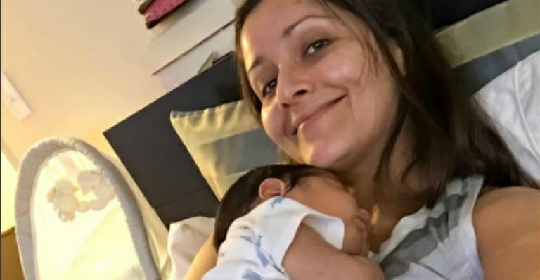 Nana Gouvea surge sem maquiagem cuidando do neto recém-nascido: “Melhores noites mal dormidas da vida”