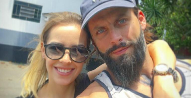 Namorada de Henri Castelli rebate seguidora que acha o ator “muita areia pro caminhãozinho dela”