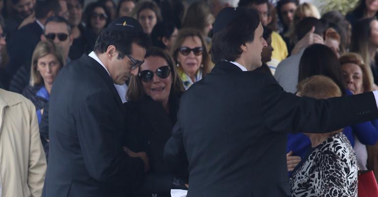 Luciano Szafir vai ao velório da irmã, Alexandra, ao lado da mãe, Beth Szafir