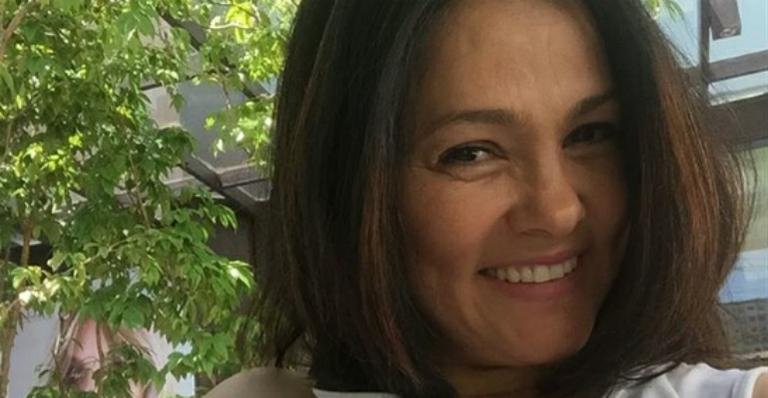 Suzana Alves posa amamentando o filho na praia: ‘Gratidão’