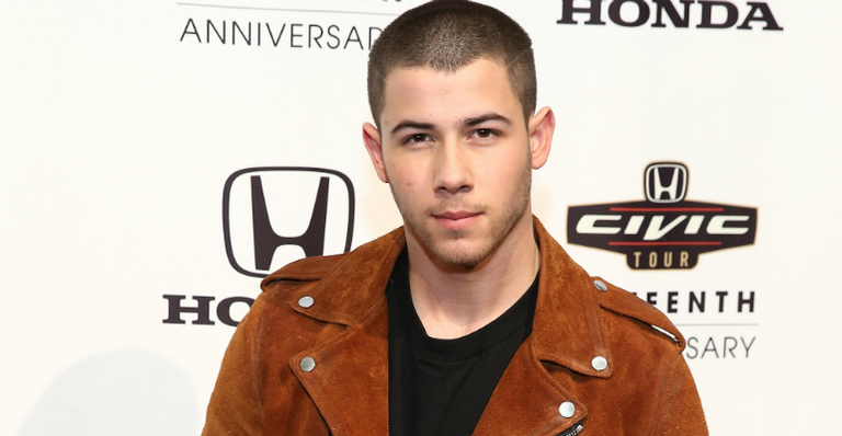 Nick Jonas exibe corpo sarado em foto sem camisa
