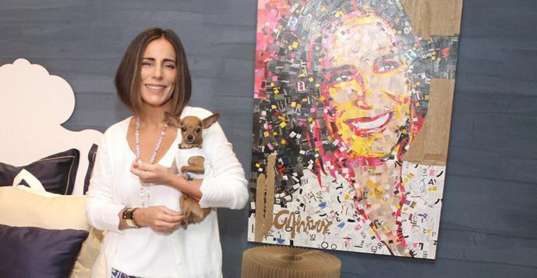 Gloria Pires visita evento de decoração com sua cachorrinha