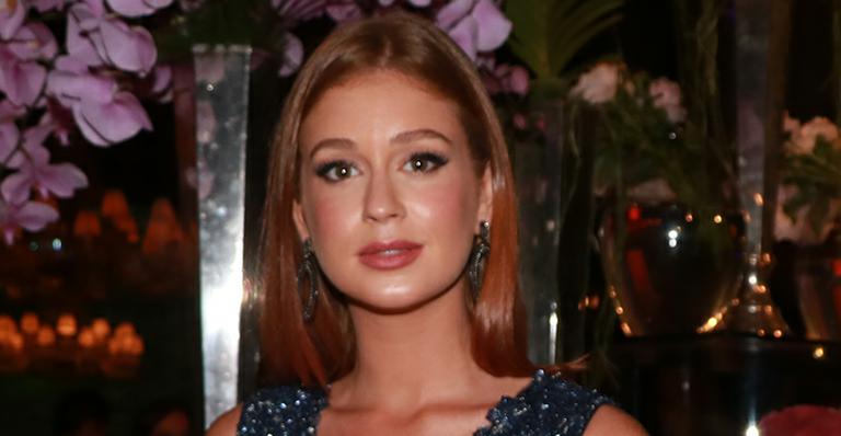 Marina Ruy Barbosa rouba a cena com decotão no casamento da neta de Chacrinha