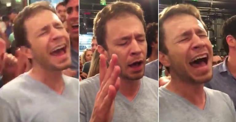 Tiago Leifert canta Backstreet Boys durante a gravação da chamada de fim de ano da Globo