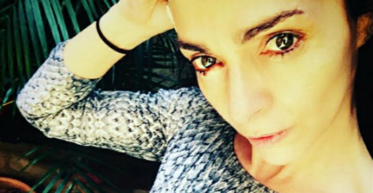 Aos 53 anos, Claudia Ohana exibe barriguinha enxuta e brinca: “Desculpa aí”