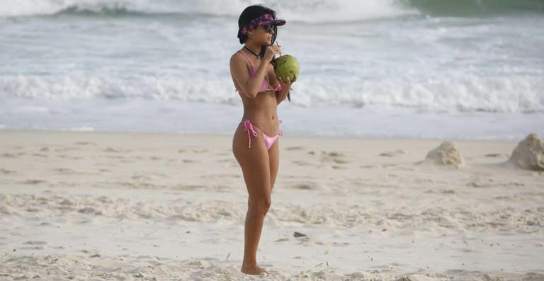 Munik Nunes exibe sua boa forma em dia na praia