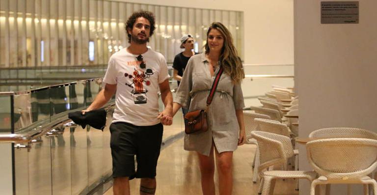 Grávida, Rafa Brites curte passeio com o marido, Felipe Andreoli