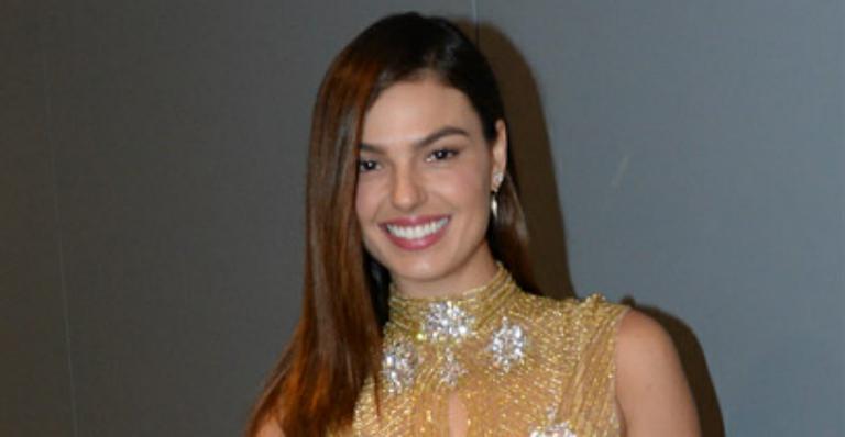 Isis Valverde rouba a cena com vestido sexy transparente durante evento em São Paulo