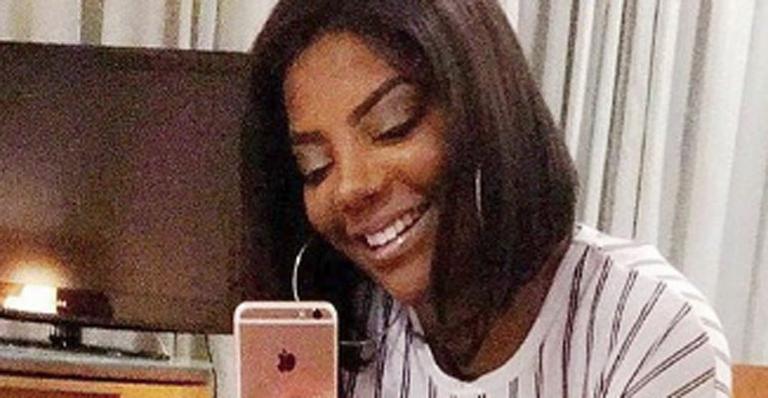Ludmilla posa exibindo seu bumbum avantajado e brinca: ‘Herdei da mamãe’