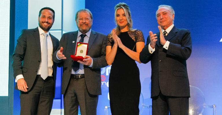 Carlos Vereza recebe homenagem de Michel Temer e Marcela