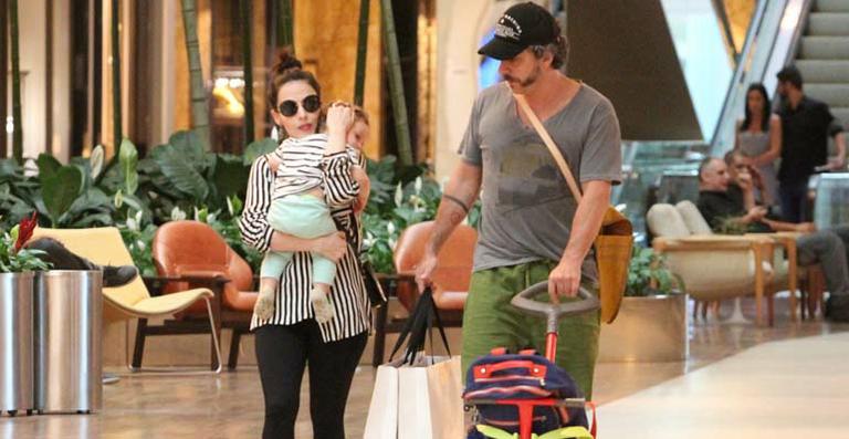 Alexandre Nero curte passeio com a mulher e o filho