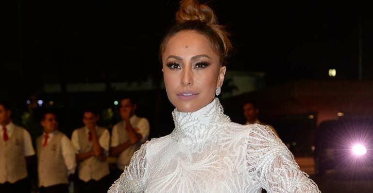 Sabrina Sato recebe vips em jantar de seu instituto