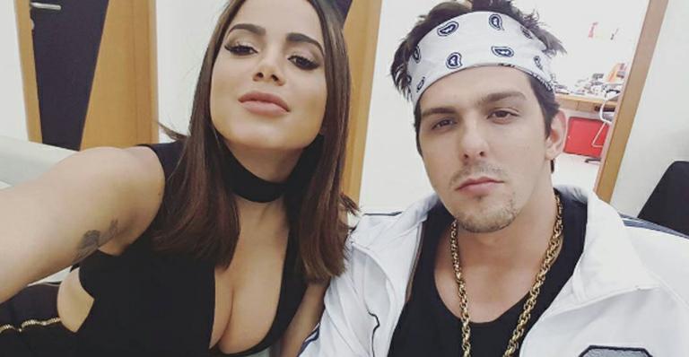 Anitta posa decotada com humorista e brinca: “Meu Maluma de hoje”