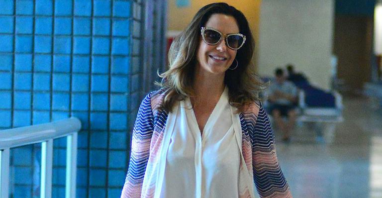 Com coroa de princesa, filha de Guilhermina Guinle rouba a cena ao embarcar em aeroporto