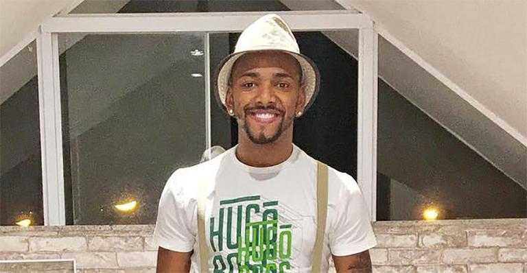 Nego do Borel posa com os pais em sua mansão e desabafa: ‘Tenho orgulho de vocês’