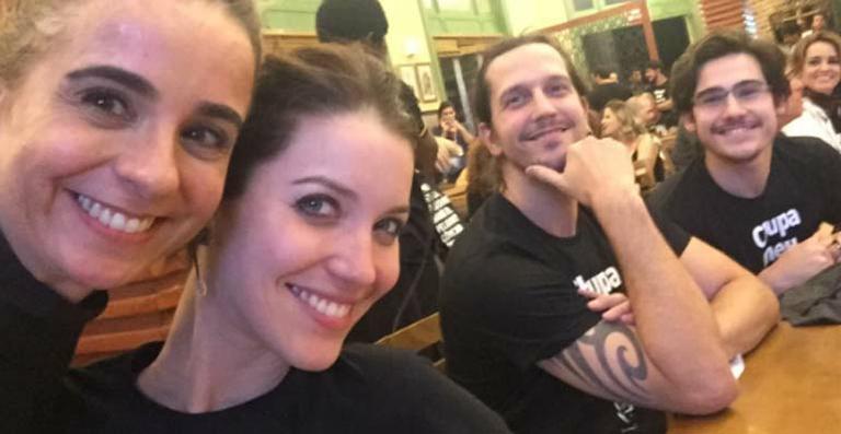 Elenco de Rock Story se reúne para assistir ao primeiro capítulo
