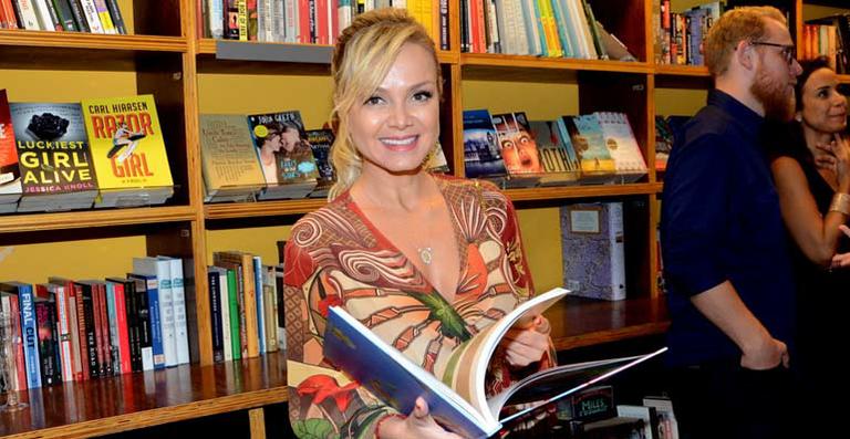 Eliana marca presença em lançamento de livro em SP