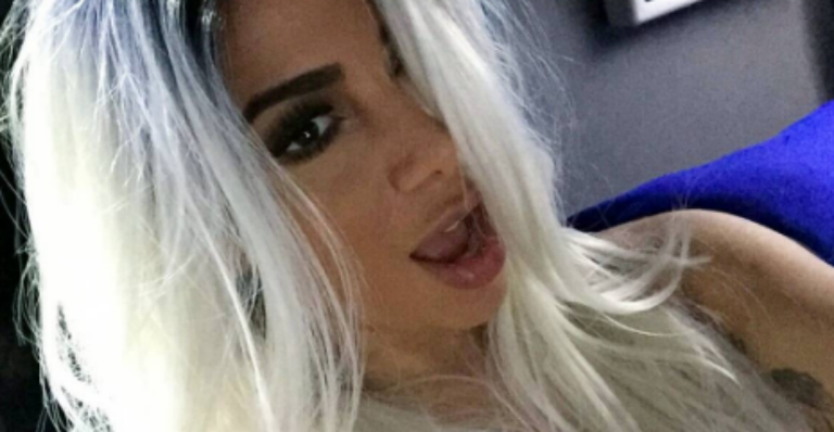 Anitta surge com os fios platinados nas redes sociais