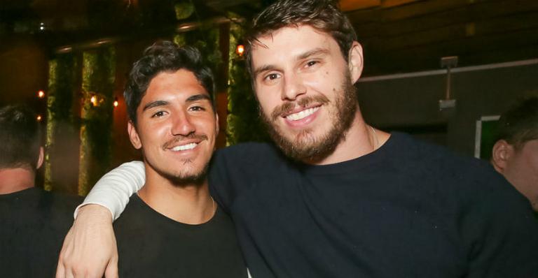 Gabriel Medina e Bruno Rezende curtem festa em São Paulo