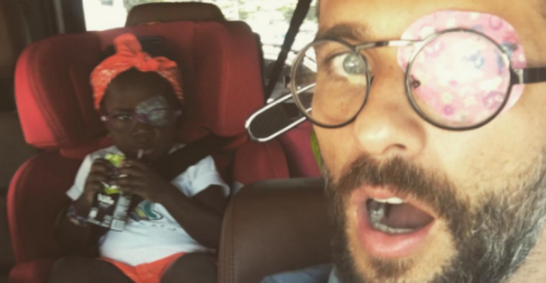 Que fofo! Bruno Gagliasso usa tapa olho igual o da filha, Titi