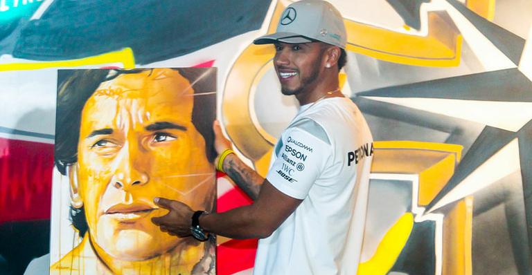 Lewis Hamilton ganha quadro com rosto de Ayrton Senna