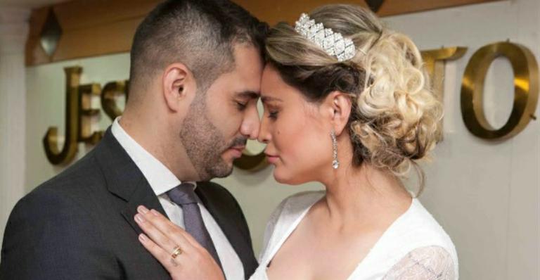 Vestida de noiva, Andressa Urach se declara ao marido: “Meu príncipe”
