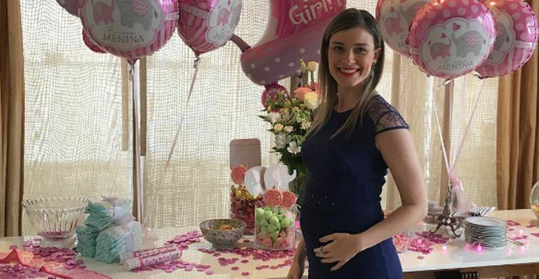Kika Martinez anuncia gravidez e mostra fotos de chá de bebê