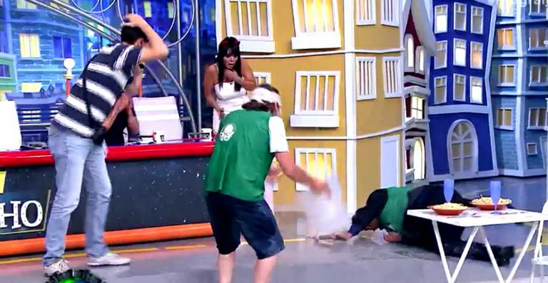 Ratinho tropeça em degrau no palco e leva tombo durante programa no SBT