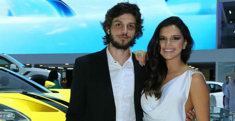 Chay Suede e Mariana Rios roubam a cena em evento automotivo