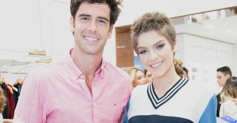Marcos Pitombo e Isabella Santoni roubam a cena em encontro fashion