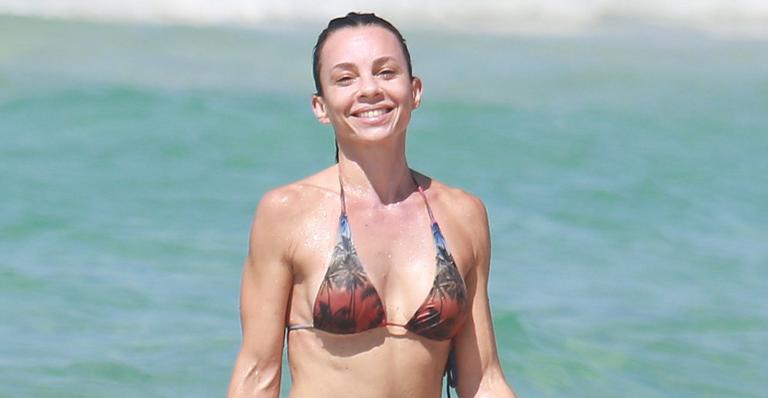 Aos 48 anos, Carla Marins exibe corpo definido na praia
