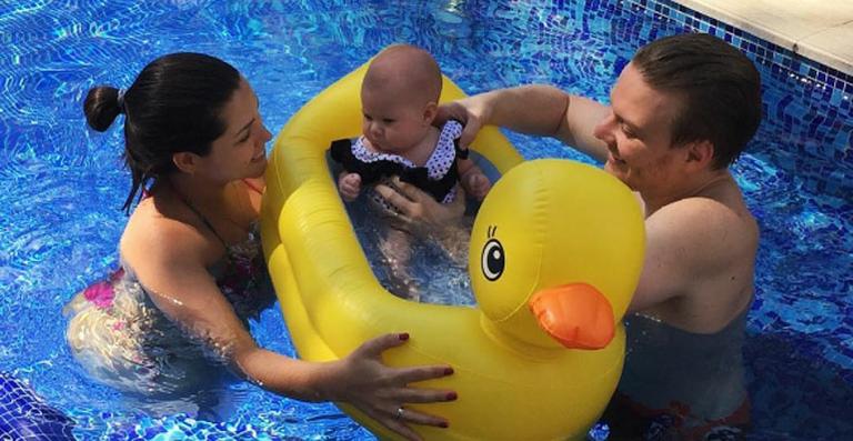 Thais Fersoza e Michel Teló: 1º banho de piscina de Melinda