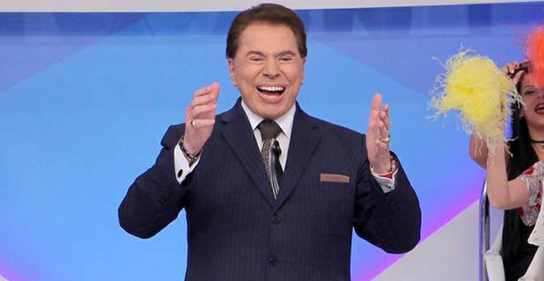 Silvio Santos não vê degrau e leva tombo no palco
