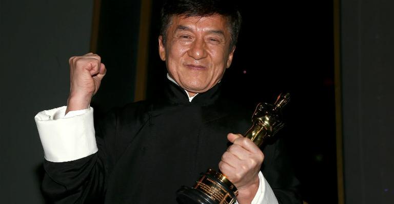Após 56 anos na indústria do cinema, Jackie Chan recebe seu primeiro Oscar