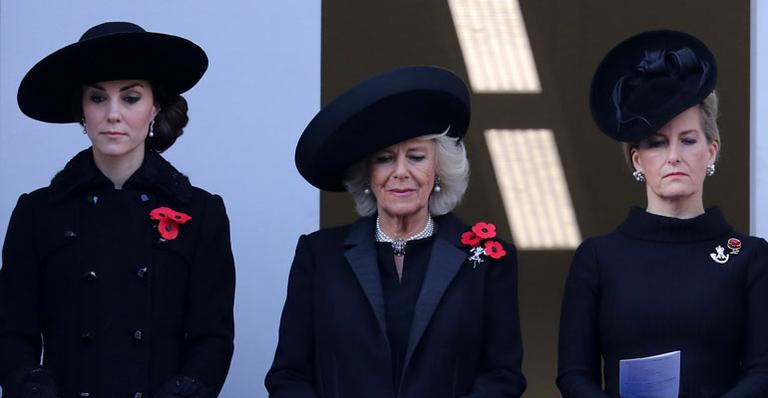 Com look sofisticado, Kate Middleton relembra vítimas da guerra