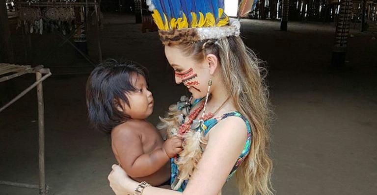 Larissa Manoela visita aldeia indígena no Amazonas